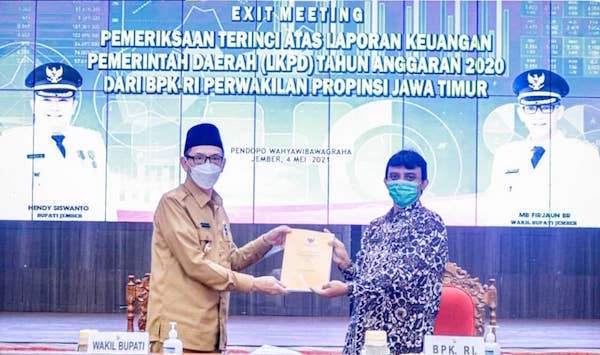 Di Exit Meeting, Wakil Bupati MB Firjaun Barlaman Terimakan Hasil Pemeriksaan LKPD TA 2020 dari BPK RI Jatim